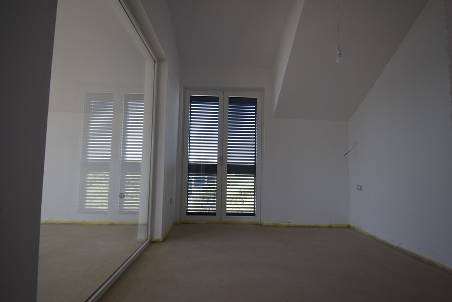 Izba s okenicami a presklenou stenou