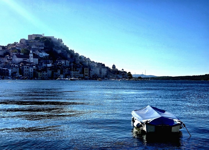 Pohľad na Šibenik z nehnuteľnosti A3762 v Chorvátsku.