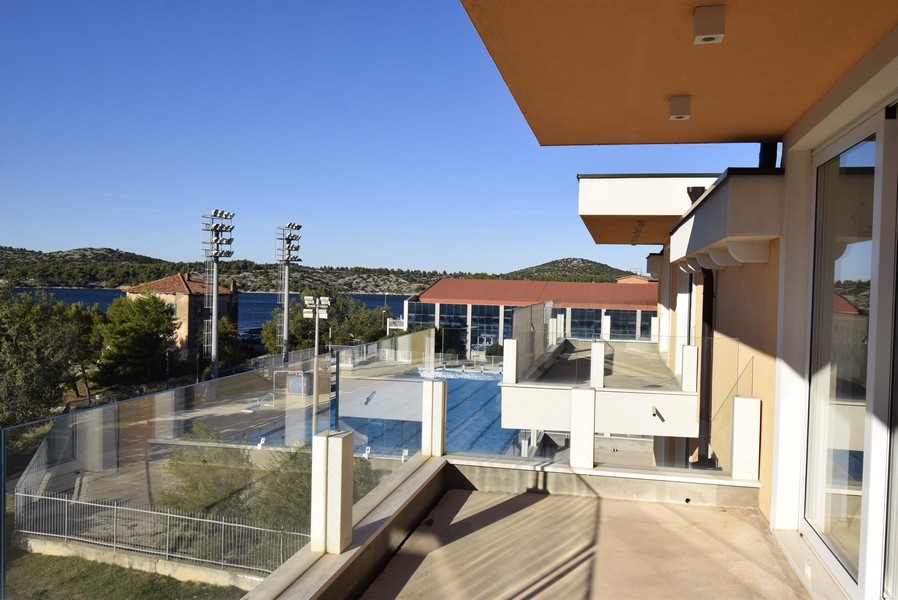 Balkón s výhľadom na more a na športový areál v Šibeniku