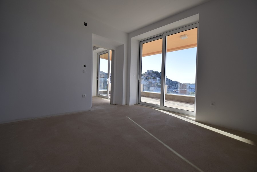 Svetlá izba s veľkými oknami a prístupom na balkón