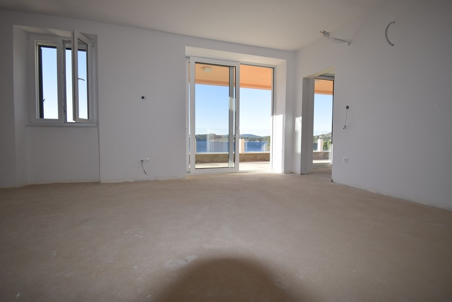 Obývacia izba s panoramatickými oknami a výhľadom na more