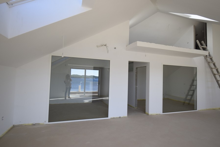 Poschodie s galériou a veľké predné okno s výhľadom na more