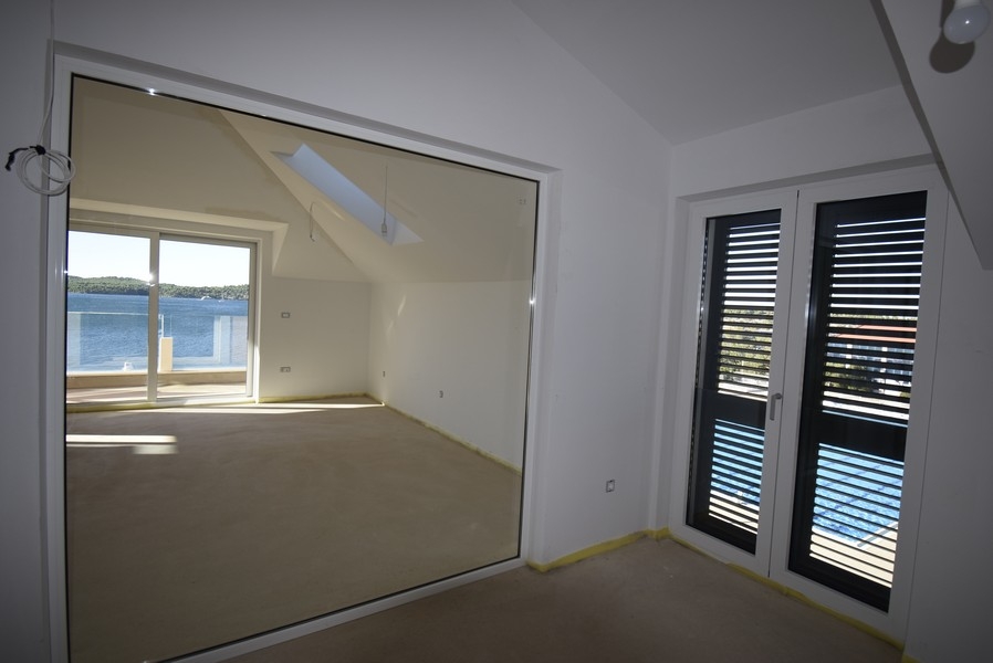 Spálňa s presklenou stenou a vstupom na balkón