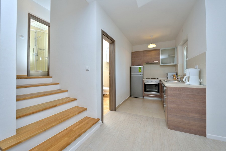 Kuchyňa a schodisko objektu A3764 v Privlake - Panorama Skauting.