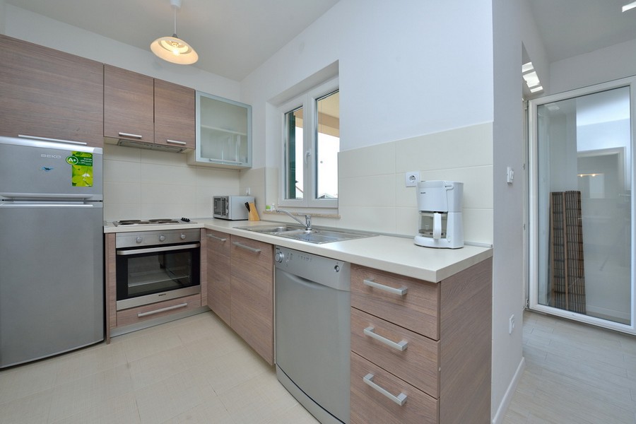 Moderne vybavená kuchyňa.