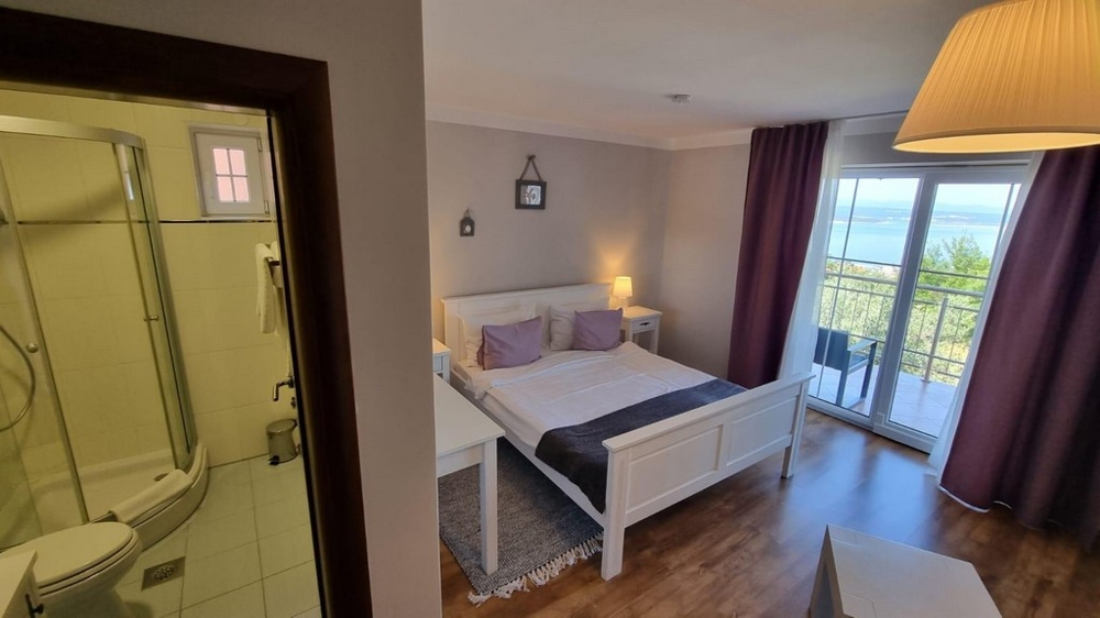 Spálňa s vlastnou kúpeľňou - nehnuteľnosť A3766 v Chorvátsku.