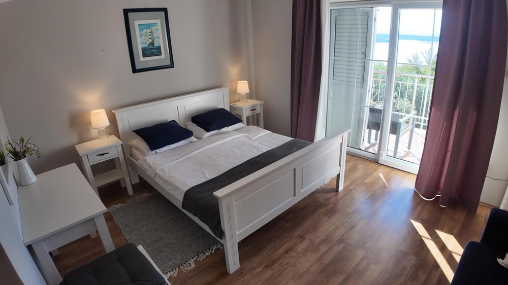 Manželská posteľ a výhľad na terasu