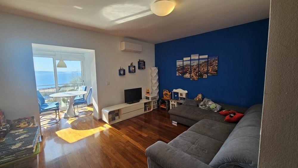 Obývacia izba s výhľadom na more a vstupom na zasklenú loggiu