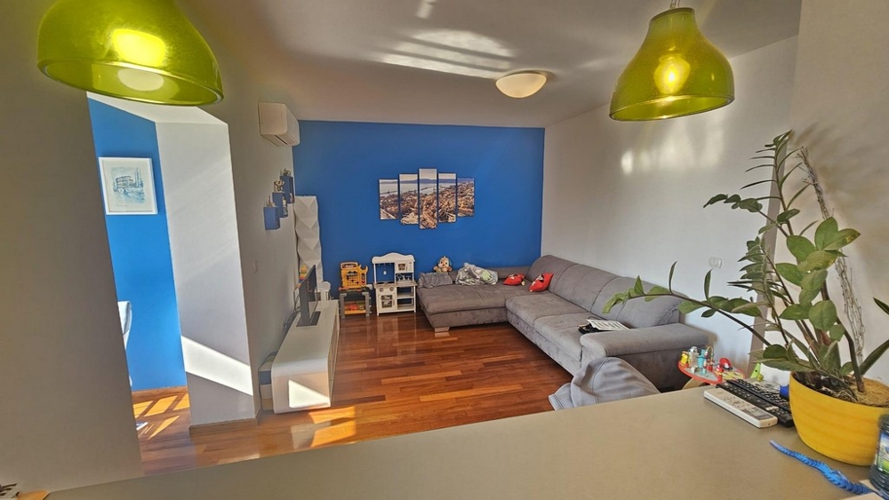 Svetlá obývacia izba s otvorenou kuchyňou a výhľadom na morský horizont