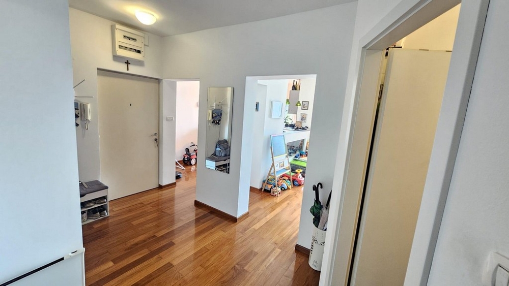 Vstupný priestor do dobre udržiavaného apartmánu A3768 v Rijeke, Chorvátsko.