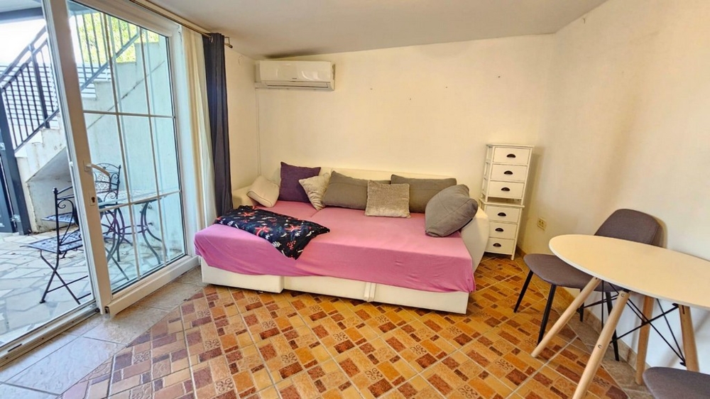 Výstup z ateliéru na terasu.