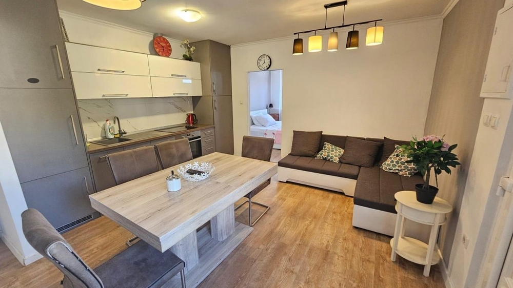 Obývacia izba s kuchyňou a jedálenským kútom.