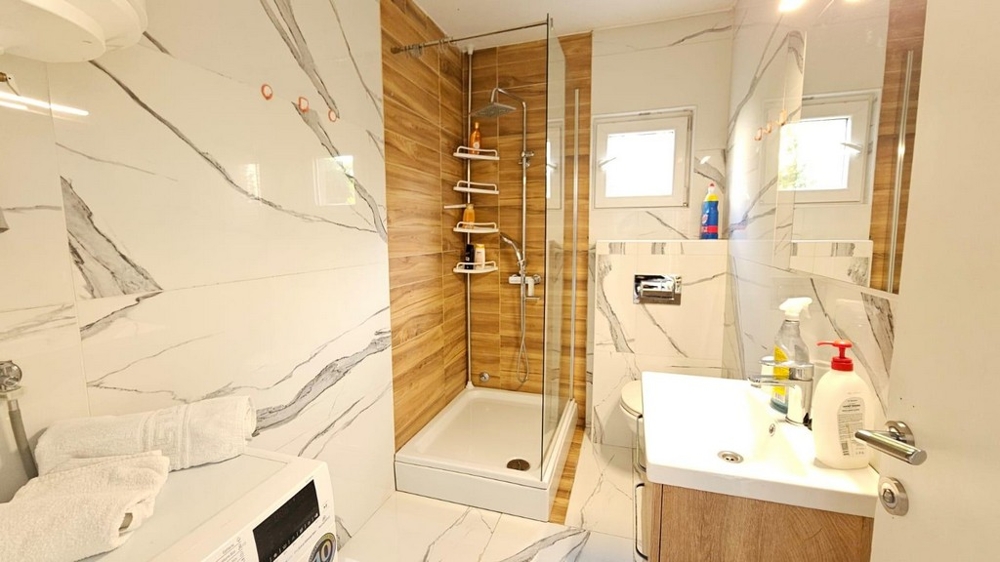 Moderná kúpeľňa so sprchovacím kútom.