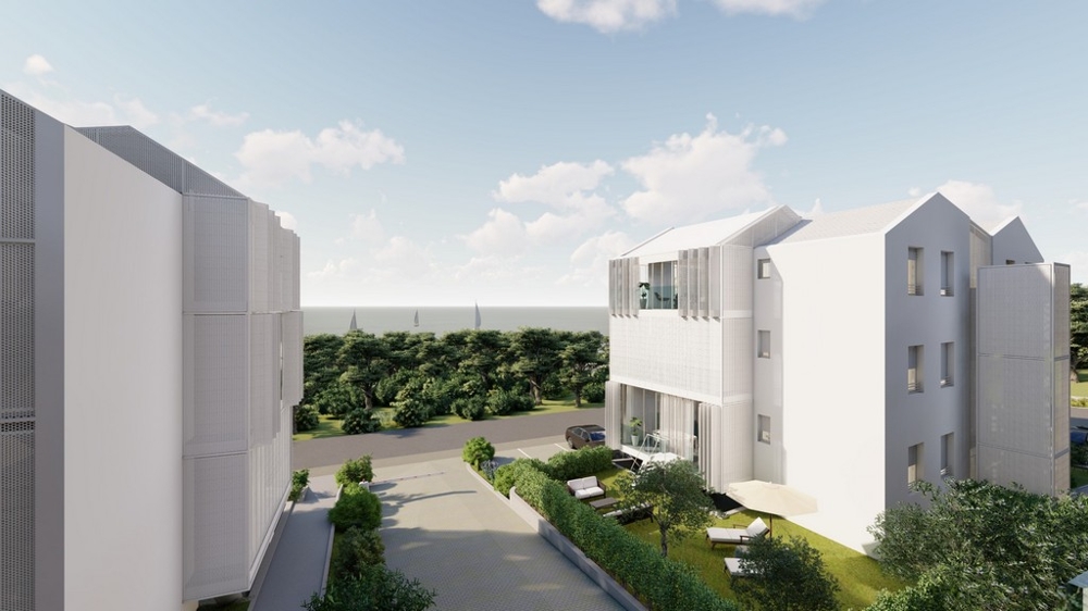 Výhľad na more z horných poschodí apartmánov.