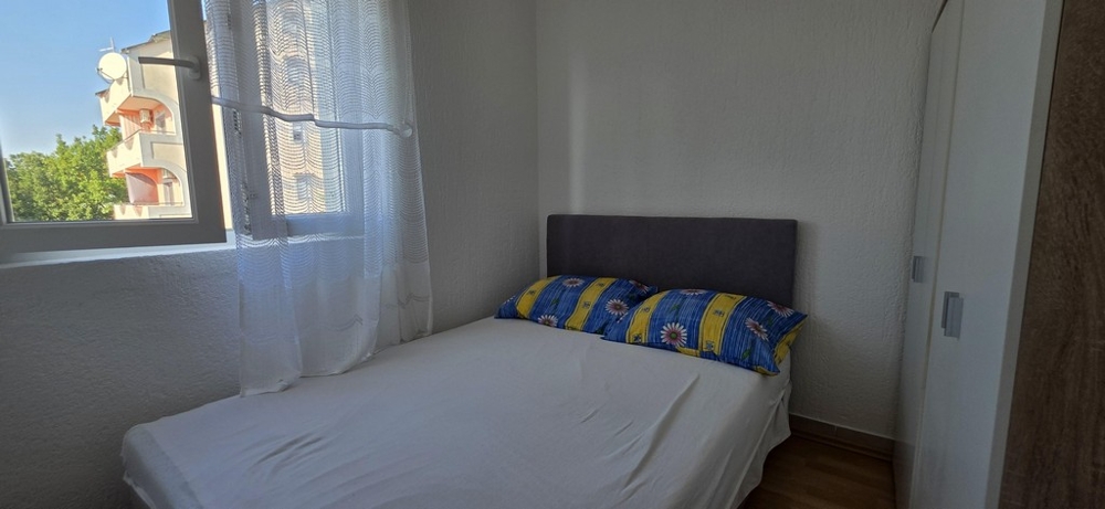 Manželská posteľ v spálni.