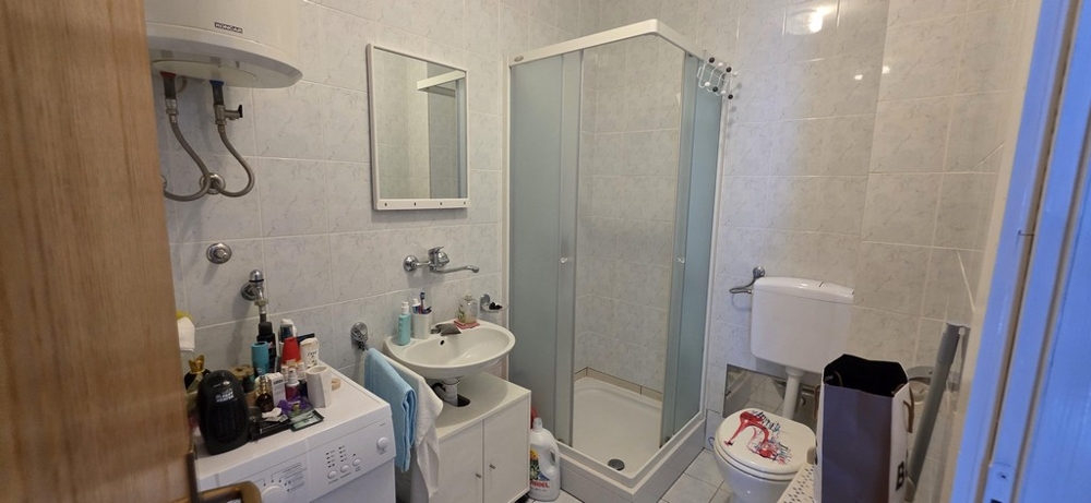 Kúpeľňa so sprchovacím kútom.