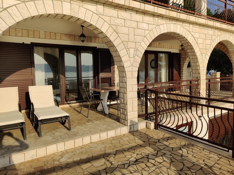 Priestranná terasa s rôznym využitím.