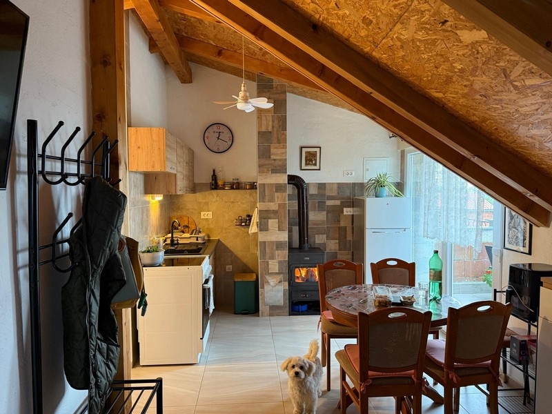 Jedálenský kút a kuchyňa.