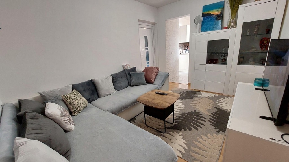 Obývacia časť s prístupom do kuchyne