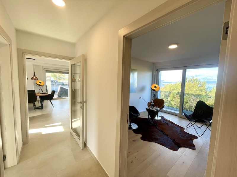 Chodba a výhľad do obývačky.