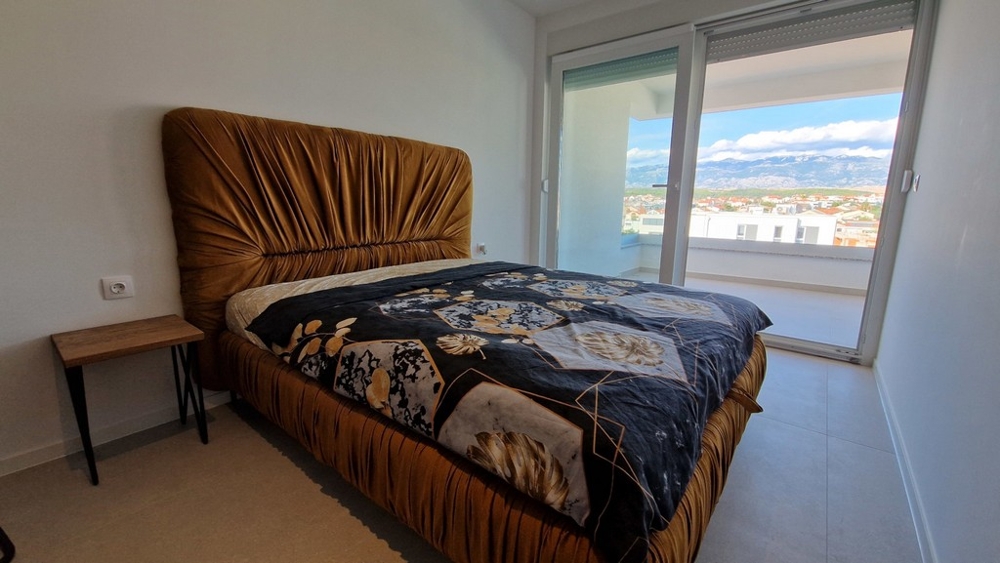 Spálňa s prístupom na terasu a výhľadom na hory