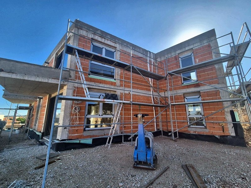 Hrubá stavba nehnuteľnosti A3782 na Murteri v Chorvátsku.