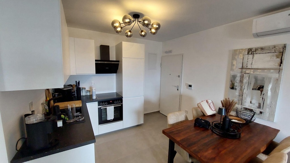 Obývacia izba s moderným gaučom.