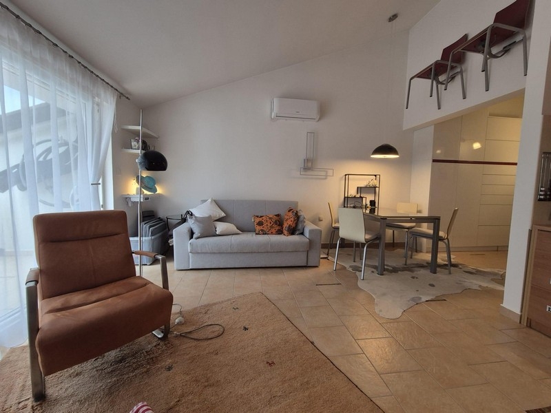 Obývacia izba s pohovkou a jedálenským kútom