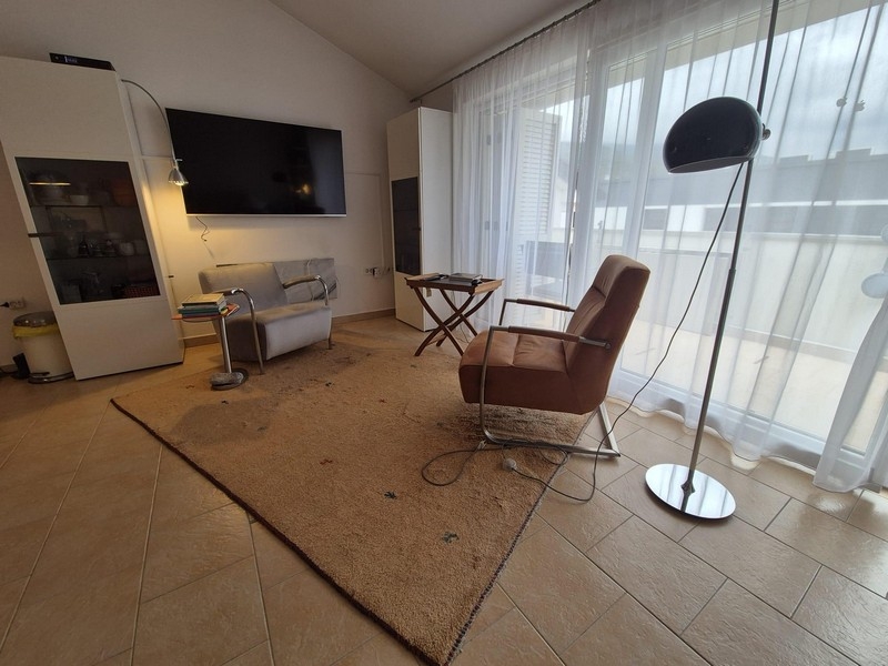 Obývacia izba s TV a vstupom na terasu