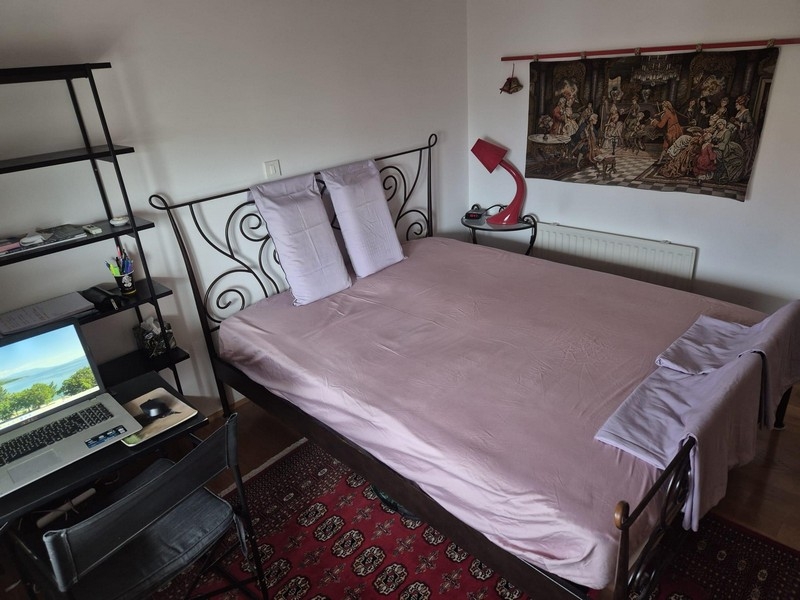 Spálňa s manželskou posteľou a písacím stolom