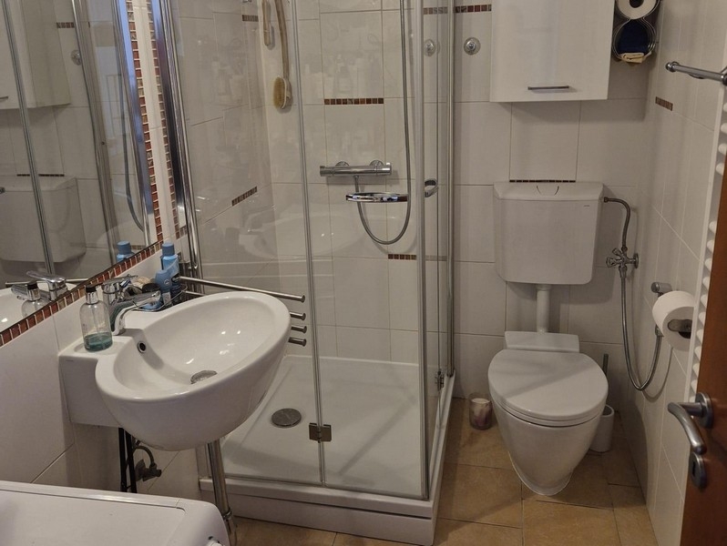 Kúpeľňa so sprchovacím kútom a práčkou