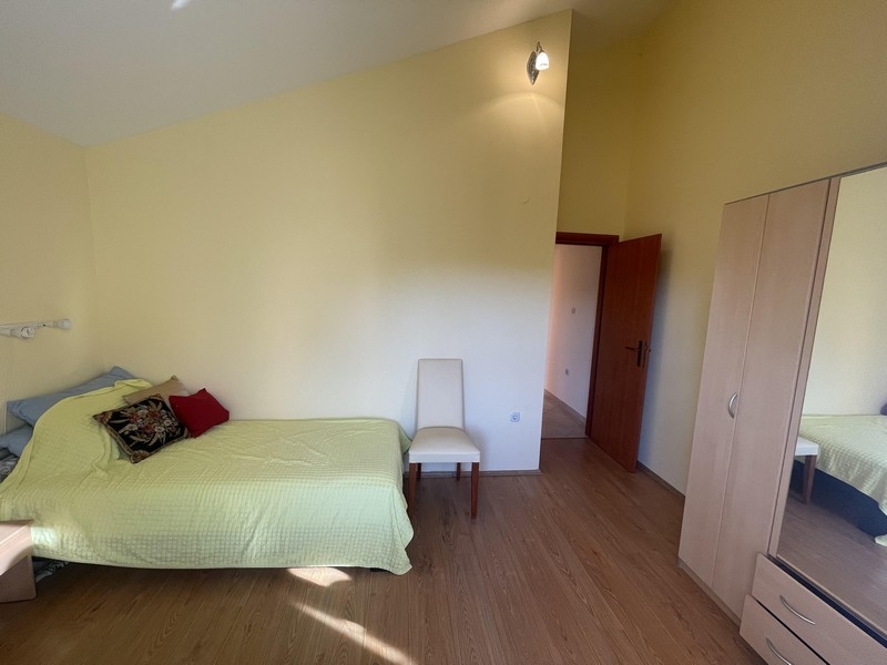 Svetlá spálňa so šatníkom a posedením