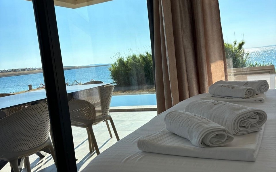 Spálňa s terasou a výhľadom na more