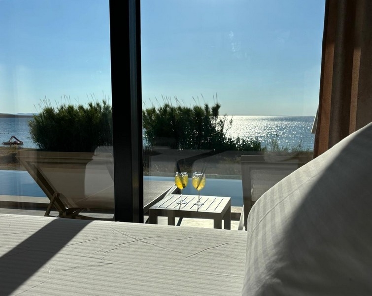 Výhľad z postele na terasu a more