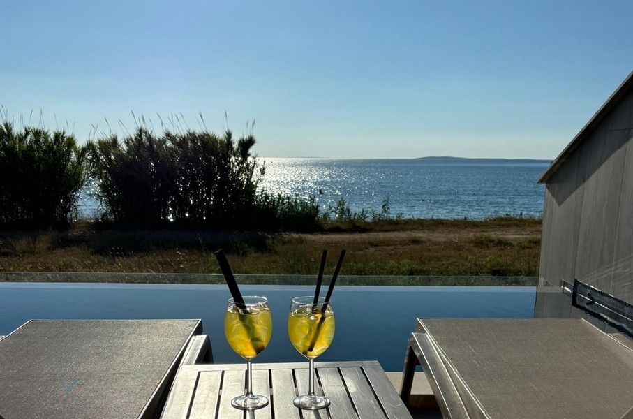 Nápoje pri bazéne s výhľadom na more