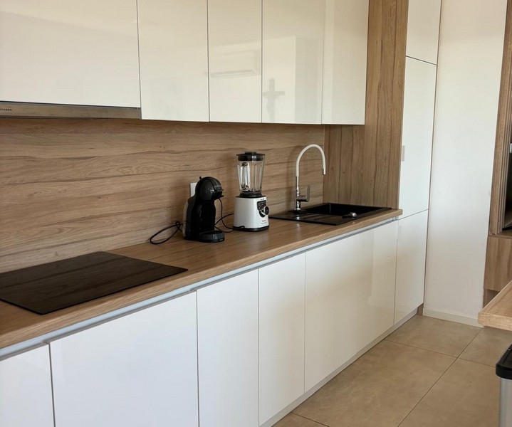 Kuchynský kút v bielej a drevenej farbe