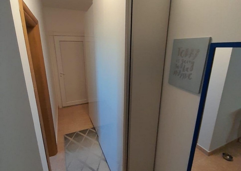 Predsieň so vstavanou skriňou a nástenným zrkadlom