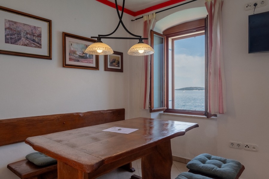 Jedáleň s krásnym výhľadom na pobrežie Rovinja, Istria.