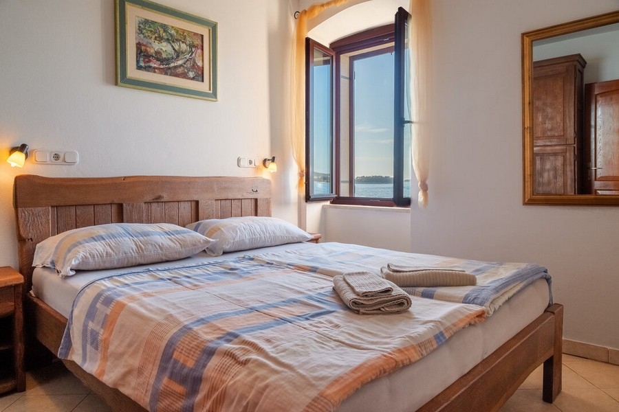 Zo spálne je tiež krásny výhľad na more.