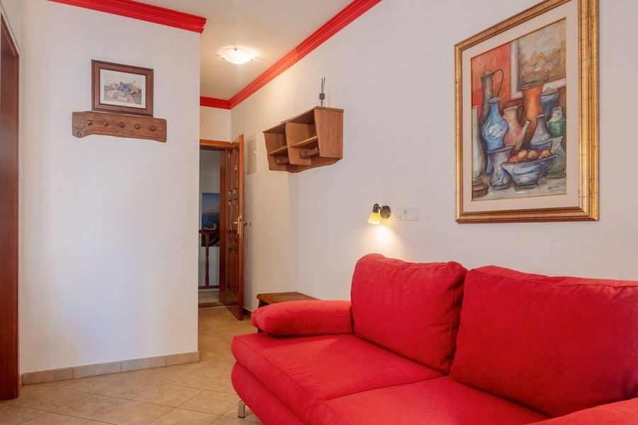 Červená pohovka v obývacej izbe nehnuteľnosti A3794.