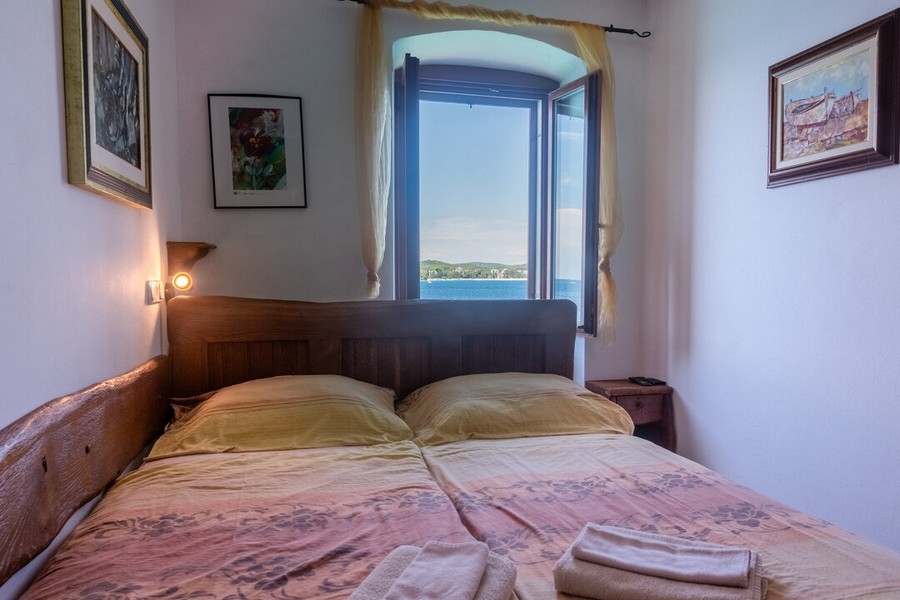Zo spálne je fantastický výhľad na more.
