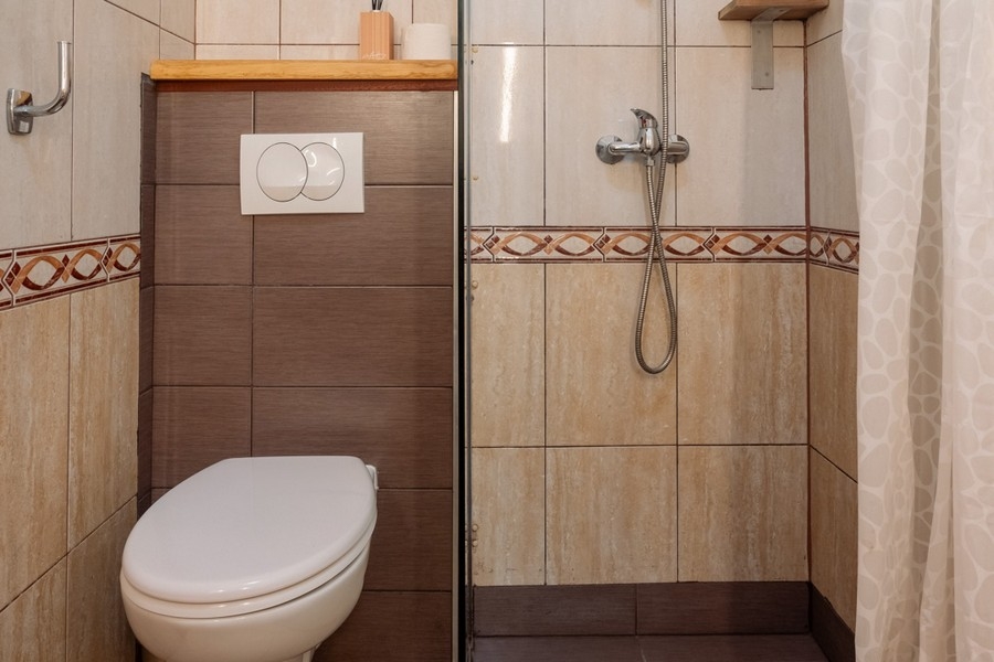 Kúpeľňa so sprchovacím kútom.