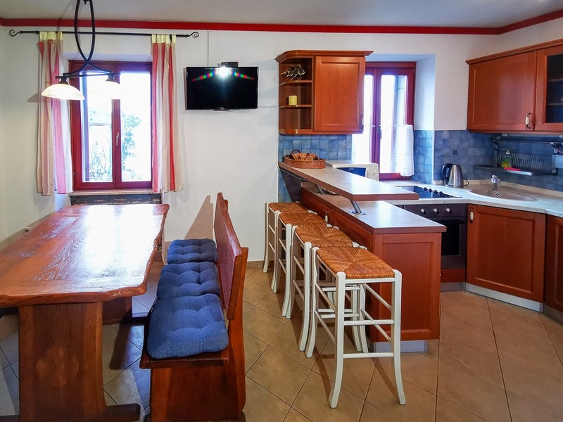 Jedálenský kút a kuchyňa.