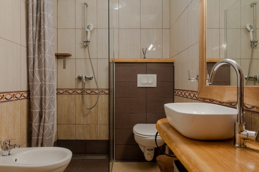 Kúpeľňa so sprchovacím kútom.