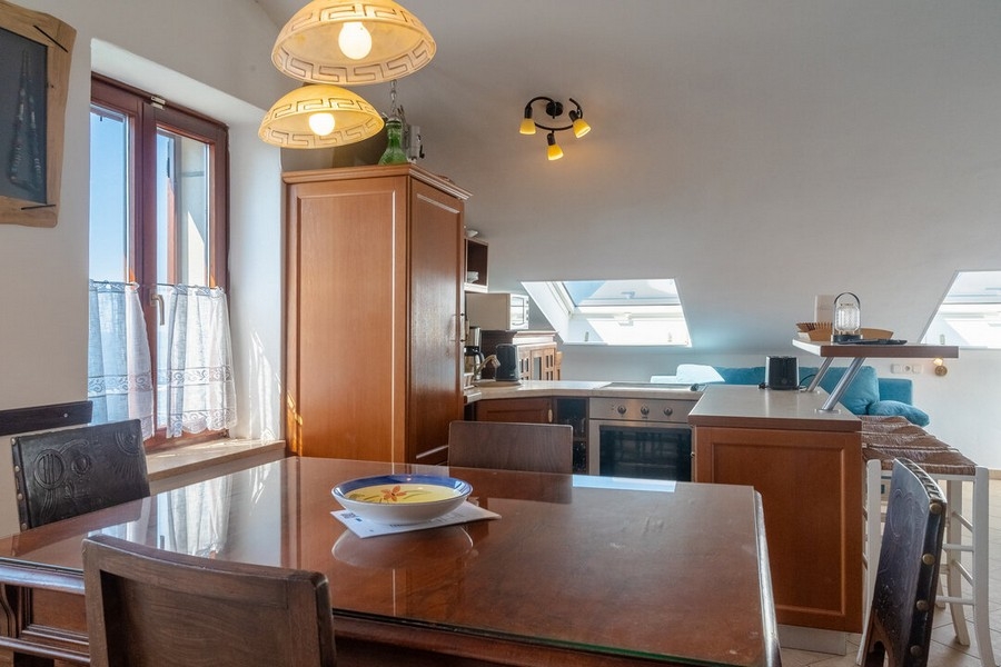 Obývacia časť a kuchyňa s jedálenským stolom.