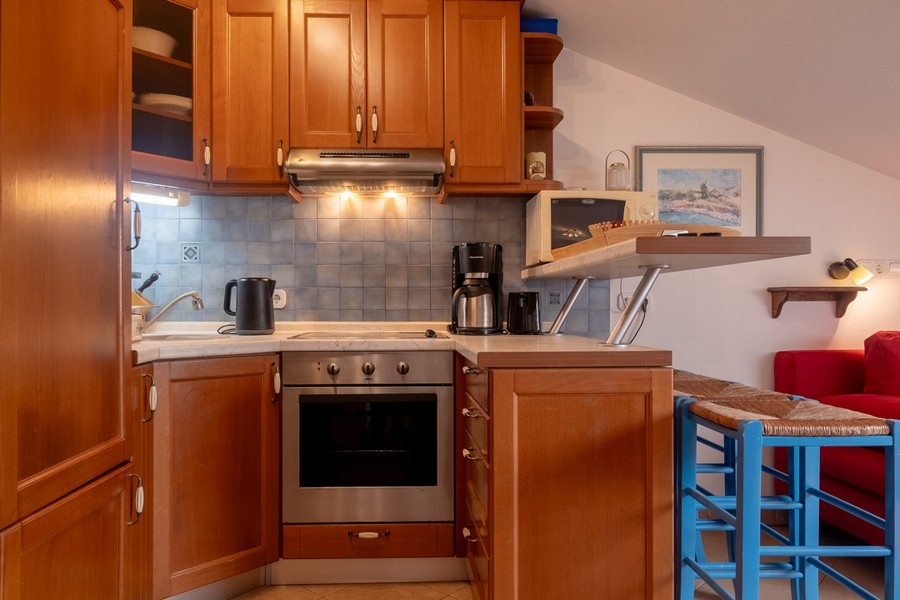 Kuchyňa s drevenými frontami a plne vybavená