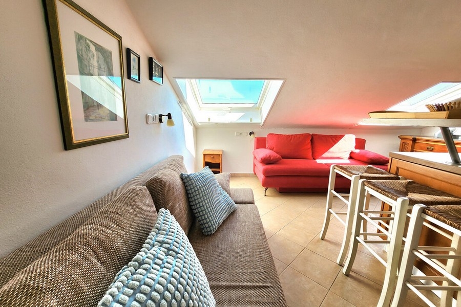 Obývacia časť s dvomi pohovkami a strešnými oknami