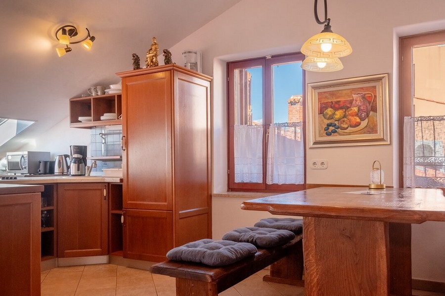 Jedálenský kút s dreveným stolom a výhľadom z okna