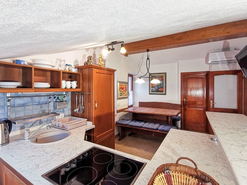 Kuchyňa s drevenými frontami a plne vybavená