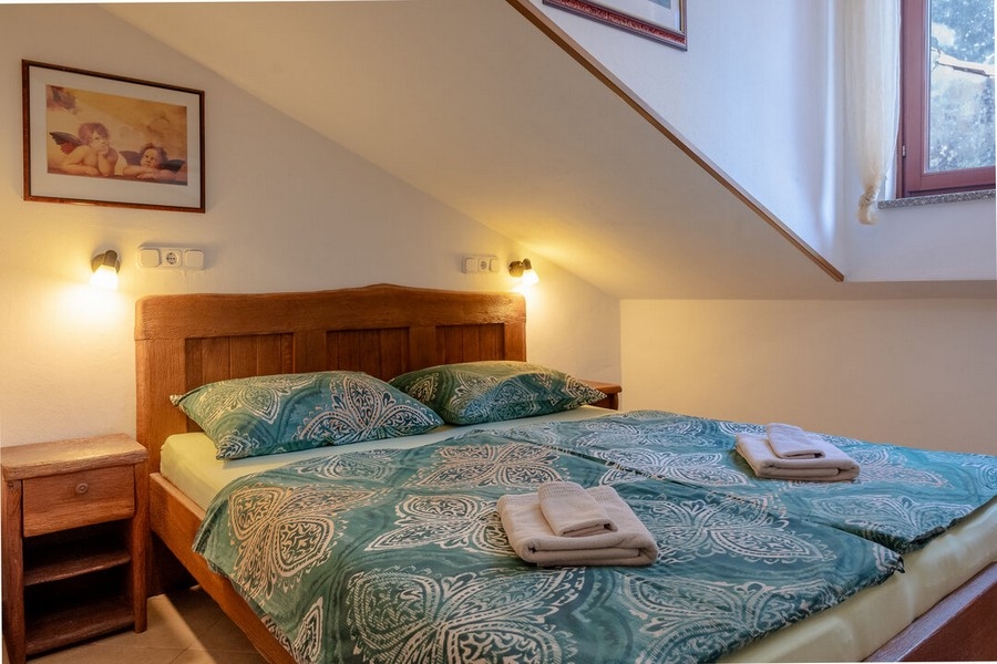 Spálňa s manželskou posteľou a strešným oknom